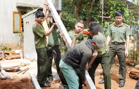 Cán bộ, chiến sỹ Cục An ninh Tây Nguyên luôn bám sát địa bàn cơ sở, giúp dân.