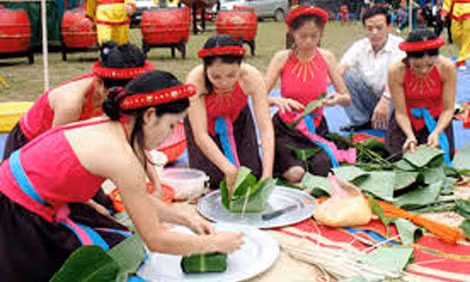 Thi gói bánh chưng, bánh dày tại lễ hội Giỗ tổ Hùng Vương ở Đền Hùng.
