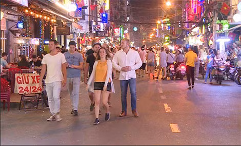 Du khách nước ngoài trên phố đi bộ Bùi Viện, TP Hồ Chí Minh.