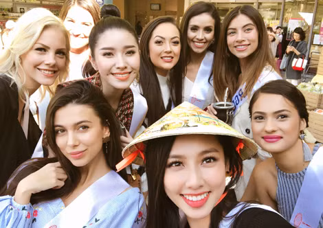 Thông thạo tiếng Anh và Pháp, Thùy Tiên nhanh chóng thân thiết với các thí sinh tại cuộc thi Hoa hậu Quốc tế 2018. Thông thạo tiếng Anh và Pháp, Thùy Tiên nhanh chóng thân thiết với các thí sinh tại cuộc thi Hoa hậu Quốc tế 2018.