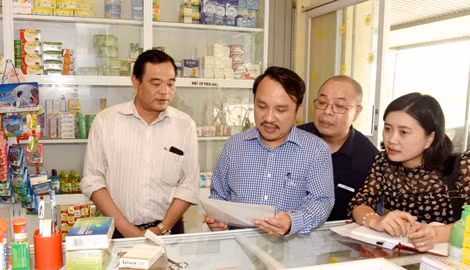 PGS-TS Dương Đình Chỉnh, Quyền Giám đốc Sở Y tế Nghệ An kiểm tra cơ sở hành nghề y dược ngoài công lập trên địa bàn. PGS-TS Dương Đình Chỉnh, Quyền Giám đốc Sở Y tế Nghệ An kiểm tra cơ sở hành nghề y dược ngoài công lập trên địa bàn.
