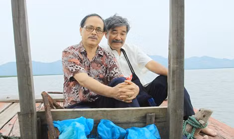 Nhà thơ Y Phương và người bạn cũ tên Chính.
