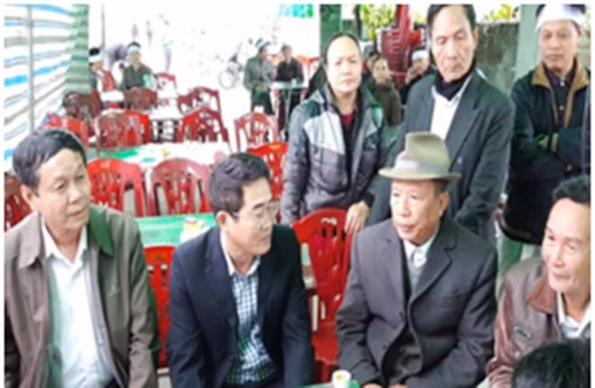 Đại diện Liên đoàn Lao động thành phố Hải Phòng chia buồn với gia đình nạn nhân vụ nổ.