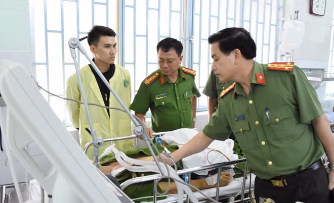 Lãnh đạo Công an tỉnh Bình Thuận và lãnh đạo Công an thành phố Phan Thiết có mặt tại bệnh viện để động viên gia đình Trung tá Trần Văn Dũng.
