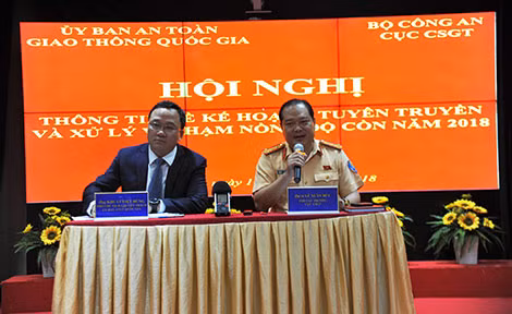 Ban Tổ chức trả lời câu hỏi của các phóng viên.