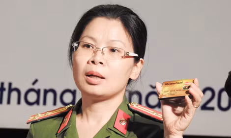 Thiết bị công nghệ cao dùng để gian lận thi có hình dạng giống thẻ ATM.