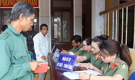 Cán bộ, chiến sĩ Phòng Quản lý XNC Công an tỉnh Thừa Thiên - Huế giúp người dân miền núi A Lưới làm thủ tục cấp hộ chiếu.