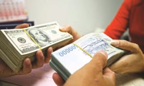 Giá USD lập mốc cao mới, vượt 24.200 đồng ảnh 2