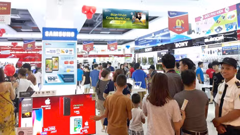 Có nhiều chương trình khuyến mãi hấp dẫn và sản phẩm chất lượng nên VinPro luôn thu hút đông đảo khách hàng Có nhiều chương trình khuyến mãi hấp dẫn và sản phẩm chất lượng nên VinPro luôn thu hút đông đảo khách hàng