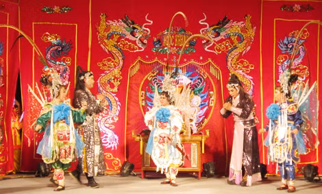 Đoàn hát bội - cải lương tuồng cổ Ngọc Khanh biểu diễn tại Thanh Bình Từ Đường.