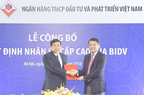 Thống đốc Ngân hàng nhà nước Lê Minh Hưng trao Quyết định cho ông Phan Đức Tú Thống đốc Ngân hàng nhà nước Lê Minh Hưng trao Quyết định cho ông Phan Đức Tú