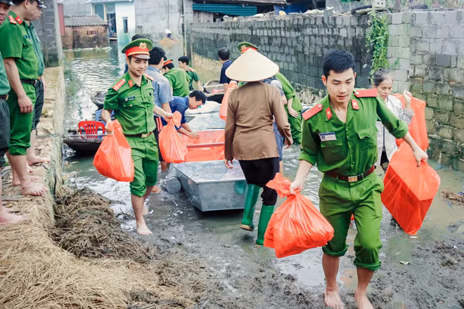 Vận chuyển hàng cứu trợ đến đồng bào lũ lụt.