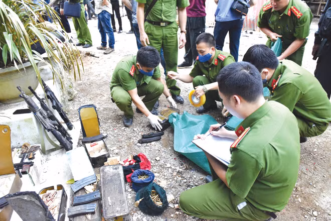 Các cán bộ, chiến sĩ Công an thống kê tang vật vũ khí tại nhà đối tượng Nguyễn Thanh Tuân. Các cán bộ, chiến sĩ Công an thống kê tang vật vũ khí tại nhà đối tượng Nguyễn Thanh Tuân.