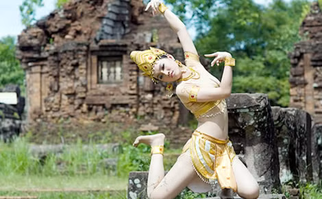 Vũ nữ Apsara bên tháp cổ Mỹ Sơn.