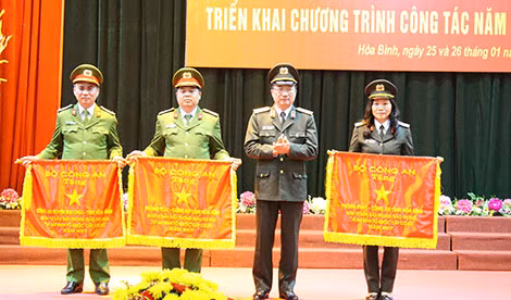Thứ trưởng Nguyễn Văn Thành trao cờ của Bộ Công an cho 3 đơn vị trực thuộc Công an tỉnh có thành tích xuất sắc trong phong trào thi đua “Vì ANTQ” năm 2017. Thứ trưởng Nguyễn Văn Thành trao cờ của Bộ Công an cho 3 đơn vị trực thuộc Công an tỉnh có thành tích xuất sắc trong phong trào thi đua “Vì ANTQ” năm 2017.