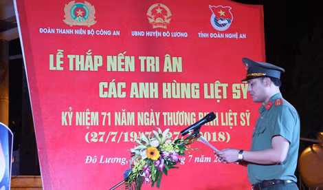 Thiếu tá Đồng Đức Vũ - Ủy viên Ban Thường vụ Trung ương Đoàn - Bí thư Đoàn Thanh niên Bộ Công an ôn lại truyền thống đấu tranh hào hùng của dân tộc, bày tỏ tấm lòng biết ơn và tri ân sâu sắc đối với các anh hùng liệt sỹ, gia đình, thân nhân các anh hùng liệt sỹ.