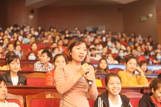 Nhiều công nhân nêu băn khoăn vướng mắc với các chuyên gia về chính sách Bảo hiểm xã hội, bảo hiểm y tế.