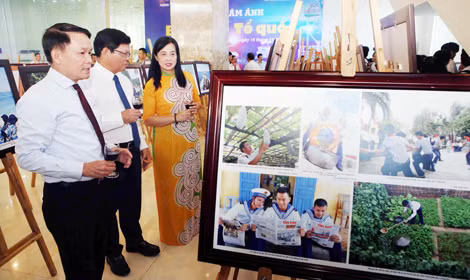 Lễ Khai mạc Triển lãm ảnh “Biển đảo Tổ quốc” diễn ra ngày 15-11-2018 tại Cơ quan TTXVN khu vực miền Trung - Tây Nguyên (Đà Nẵng).