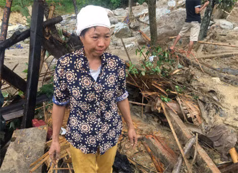 Bà Vi Thị Thuận đau đớn nhìn đống đổ nát của gia đình những người thân