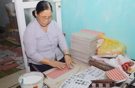 Bà Ngô Thị Tuyết, người lưu giữ nghề làm bài tới ở xứ Huế suốt hàng chục năm qua.