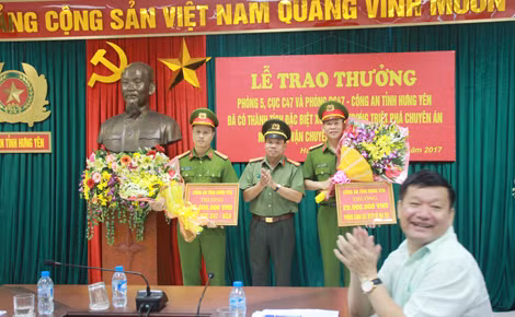Đại tá Đỗ Đình Hào, Giám đốc Công an tỉnh Hưng Yên trao thưởng cho đơn vị có thành tích xuất sắc trong công tác đấu tranh phòng, chống tội phạm ma túy.