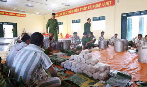 Các phạm nhân gói bánh chưng chuẩn bị đón Tết Nguyên đán Mậu Tuất 2018. Các phạm nhân gói bánh chưng chuẩn bị đón Tết Nguyên đán Mậu Tuất 2018.