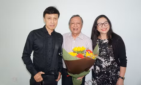 Ca sĩ Tuấn Ngọc và MC Quỳnh Hương tặng hoa chúc mừng nhạc sĩ Trần Long Ẩn trong buổi lễ ra mắt CD âm nhạc của ông. Ca sĩ Tuấn Ngọc và MC Quỳnh Hương tặng hoa chúc mừng nhạc sĩ Trần Long Ẩn trong buổi lễ ra mắt CD âm nhạc của ông.