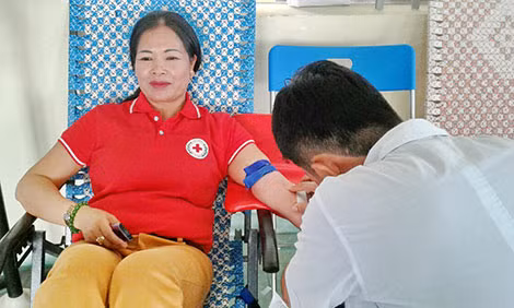 Chị Trần Thị Mai - Chủ tịch Hội chữ thập đỏ phường Cam Nghĩa hiến máu tình nguyện.