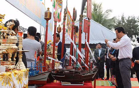 Các lãnh đạo và thành viên ban tổ chức dâng hương biển bày tỏ lòng thành kính cầu mưa thuận gió hòa, mùa đánh bắt thắng lợi, no đủ.