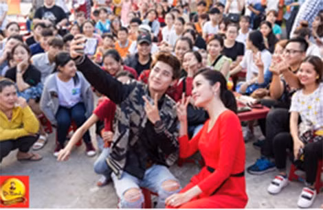 Hotboy Avin Lu và Huyền My Selfie cùng hàng trăm bạn trẻ Đà Nẵng tại thử thách “Chơi hàng nóng mà vẫn tươi”.
