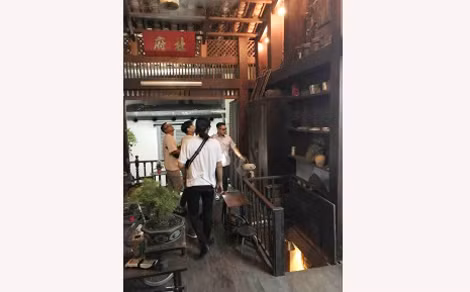 Khách tham quan tại di tích 113A Đặng Dung, TP Hồ Chí Minh. Khách tham quan tại di tích 113A Đặng Dung, TP Hồ Chí Minh.