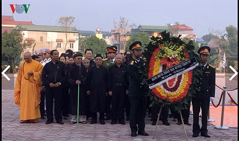 Đoàn đại biểu Huyện ủy, HĐND, UBND, Ủy ban MTTQ huyện Thanh Trì, do đồng chí Trần Văn Khương, Bí thư Huyện ủy dẫn đầu vào viếng.