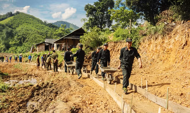 Cán bộ chiến sĩ Công an tăng cường cơ sở, giúp nhân dân làm đường giao thông.