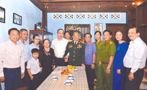 Đồng chí Nguyễn Thiện Nhân, Ủy viên Bộ Chính trị, Bí Thư Thành ủy TP Hồ Chí Minh cùng gia đình anh Trần Vũ Bình và một số nhân chứng trong một lần tham quan di tích 113A Đặng Dung. Đồng chí Nguyễn Thiện Nhân, Ủy viên Bộ Chính trị, Bí Thư Thành ủy TP Hồ Chí Minh cùng gia đình anh Trần Vũ Bình và một số nhân chứng trong một lần tham quan di tích 113A Đặng Dung.
