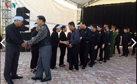 Đoàn đại biểu chia buồn với người thân, họ hàng của nguyên Tổng Bí thư Đỗ Mười.