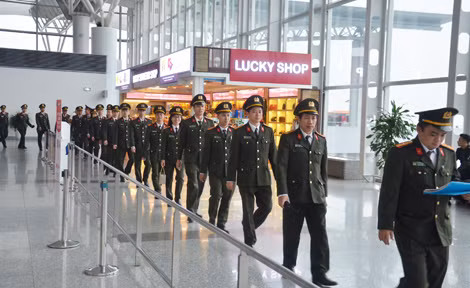 Cán bộ chiến sĩ công an cửa khẩu quốc tế Nội Bài đang chuẩn bị triển khai thay ca làm nhiệm vụ.
