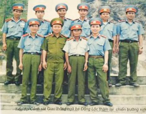 Anh hùng Nguyễn Tiến Tuẩn (hàng trên, thứ 2 từ trái sang) và Tiểu đội Cảnh sát giao thông tại Ngã ba Đồng Lộc về thăm lại chiến trường xưa (Ảnh: chụp năm 1995)
