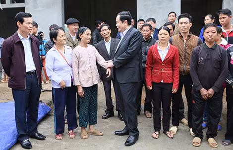 Chủ tịch Trần Thanh Mẫn trò chuyện với các hộ nghèo tại xã Bằng Lang, huyện Quang Bình, tỉnh Hà Giang Chủ tịch Trần Thanh Mẫn trò chuyện với các hộ nghèo tại xã Bằng Lang, huyện Quang Bình, tỉnh Hà Giang