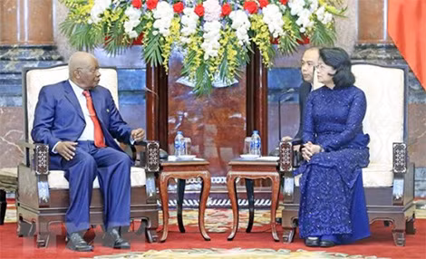 Quyền Chủ tịch nước Đặng Thị Ngọc Thịnh tiếp Ngài Armando Emilio Guebuza, cựu Tổng thống Cộng hòa Mozambique. (Ảnh: Nhan Sáng-TTXVN). Quyền Chủ tịch nước Đặng Thị Ngọc Thịnh tiếp Ngài Armando Emilio Guebuza, cựu Tổng thống Cộng hòa Mozambique. (Ảnh: Nhan Sáng-TTXVN).