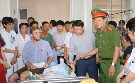 Lãnh đạo địa phương và Công an tỉnh Hà Tĩnh thăm hỏi, động viên hành khách bị thương đang được chữa trị tại bệnh viện. Lãnh đạo địa phương và Công an tỉnh Hà Tĩnh thăm hỏi, động viên hành khách bị thương đang được chữa trị tại bệnh viện.