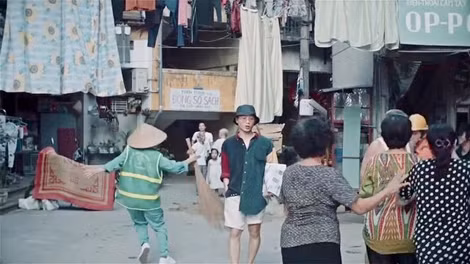 Hình ảnh vui nhộn trong MV “Thật bất ngờ”.