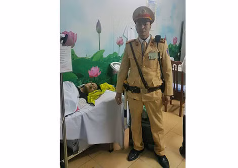 CSGT đã giúp đỡ 1 người dân kịp thời qua cơn nguy kịch