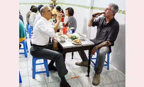 Khoảnh khắc đáng nhớ trong sự nghiệp của Anthony Bourdain khi ngồi ăn bún chả với ông Obama ở Hà Nội.