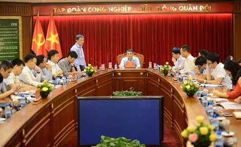 Thứ trưởng Bộ TTTT Phạm Hồng Hải kiểm tra công tác chuẩn bị chuyển đổi mã di động của Viettel. Thứ trưởng Bộ TTTT Phạm Hồng Hải kiểm tra công tác chuẩn bị chuyển đổi mã di động của Viettel.