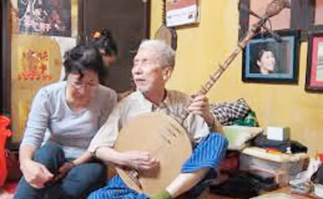 Nghệ sĩ Kim Sinh luôn có người đẹp ở bên.