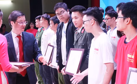 Ban tổ chức trao Bằng khen cho các thí sinh đạt giải tại cao.