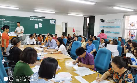 Phụ huynh nộp hồ sơ vào trường tư thục THPT Tạ Quang Bửu-Hà Nội.