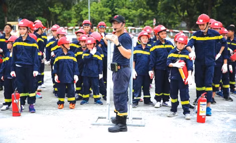 Đại úy Đỗ Tuấn Anh tại một buổi hướng dẫn PCCC trong “Trại hè lính cứu hỏa”.