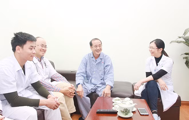 Thiếu tá, ThS, bác sỹ Nguyễn Thanh Huyền cùng các bác sỹ, điều dưỡng thăm hỏi Đại tá Thoong Khèn Bun Mặn.