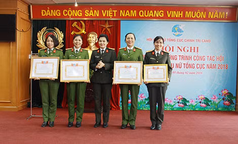 Thiếu tướng Nguyễn Quang Chữ phát biểu tại Hội nghị.